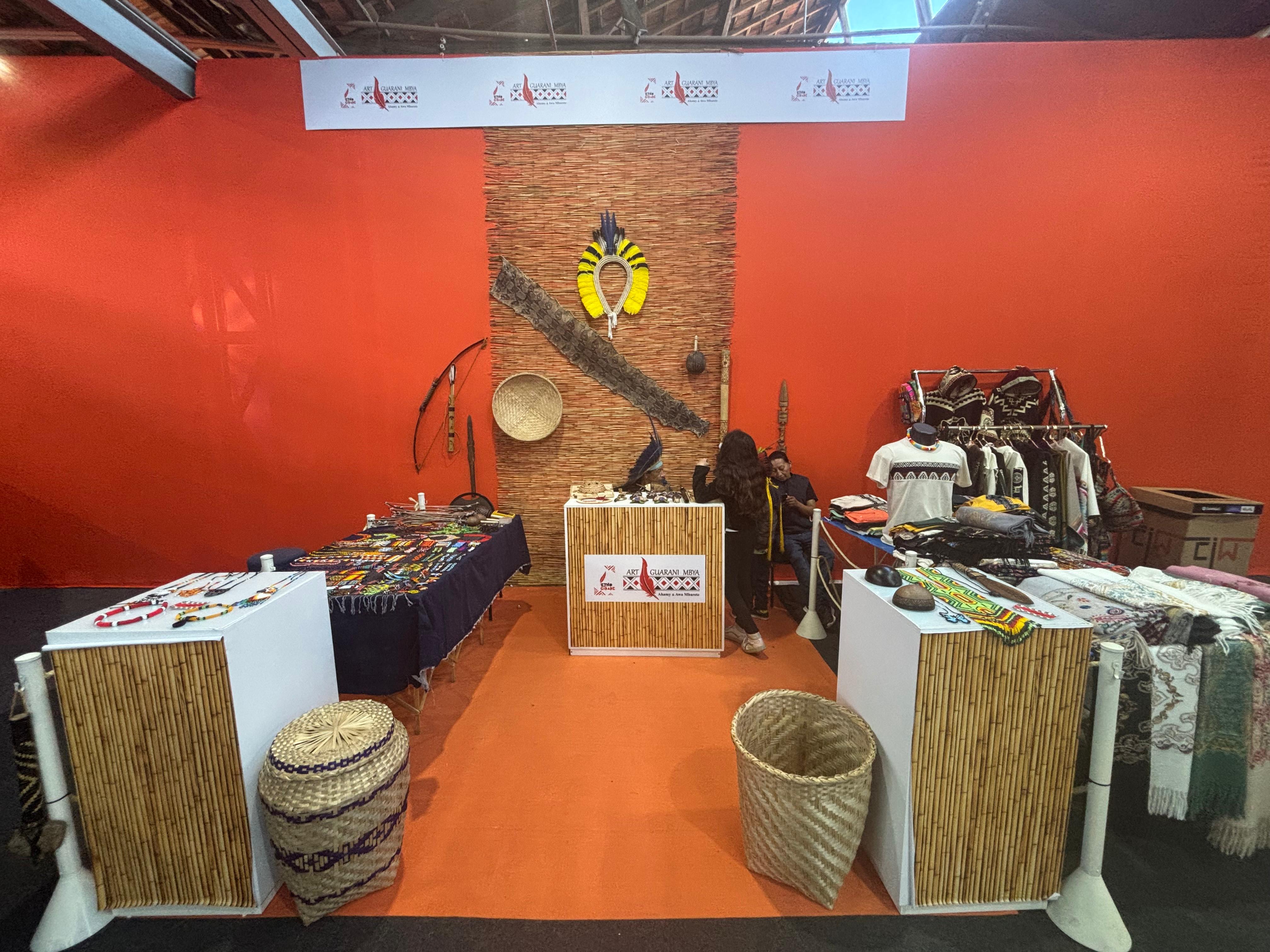 Anéis, colares, pulseiras e outros acessórios estão em exposição