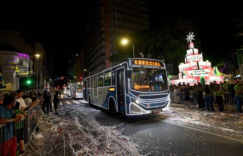 Ônibus com luzes de Natal encantaram o público