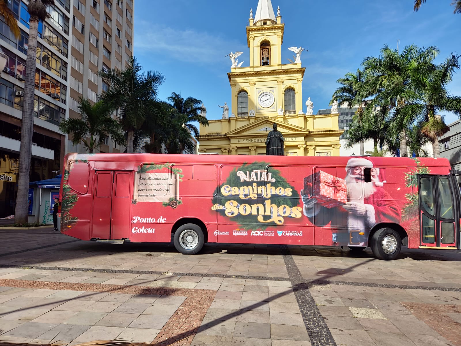 Doações podem ser entregues no ônibus que está estacionado em frente à Catedral de Campinas