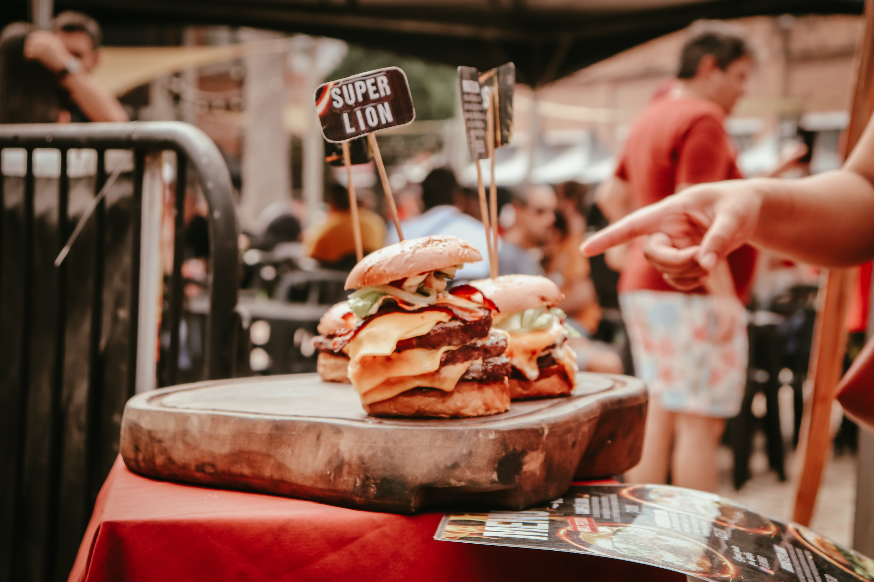 Hambúrgueres também estão no menu do evento