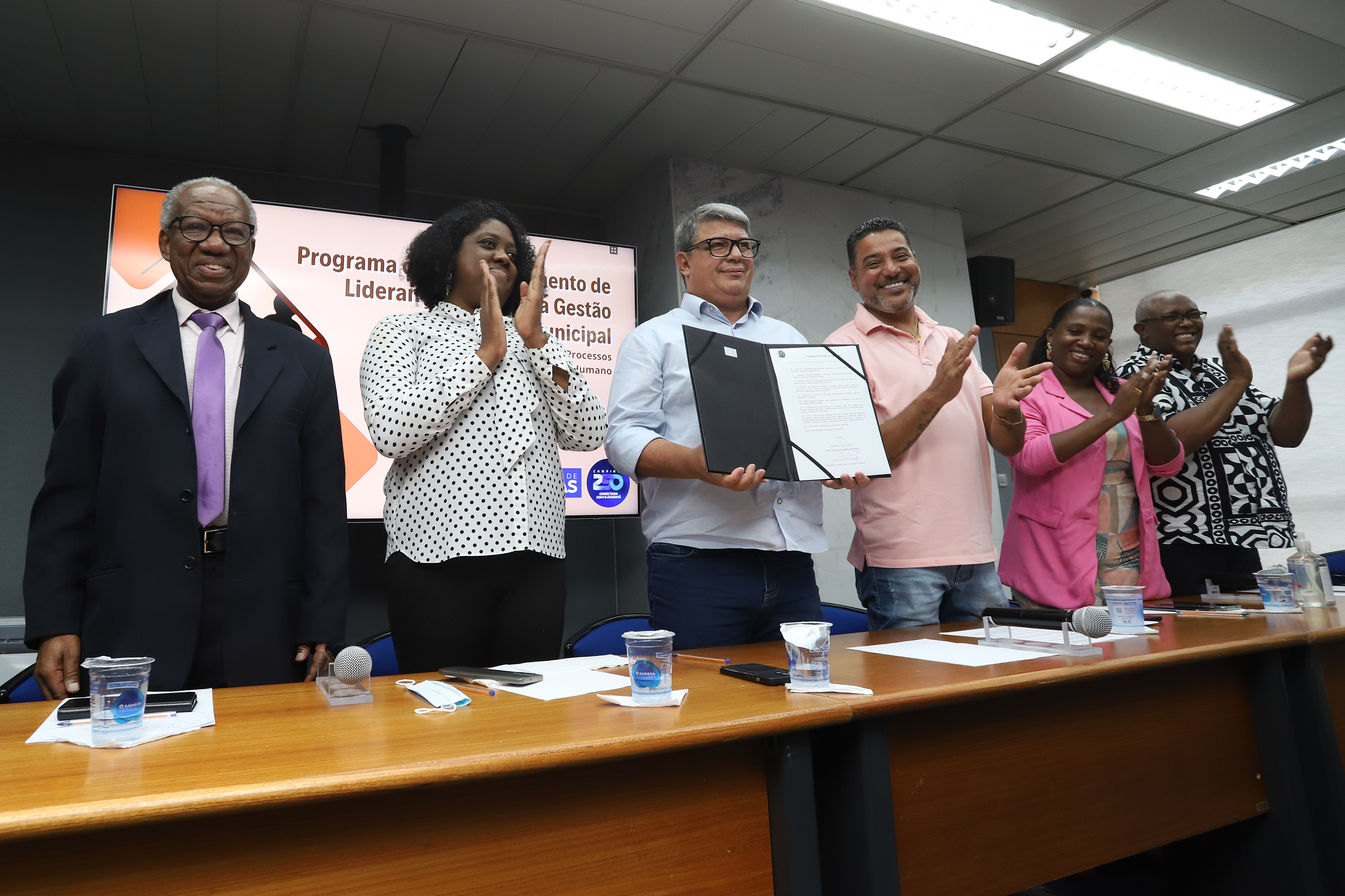 Vice-prefeito Wanderley Almeida segura termo de criação do programa