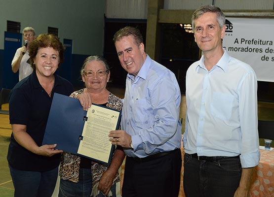 Moradora recebe título das mãos do prefeito