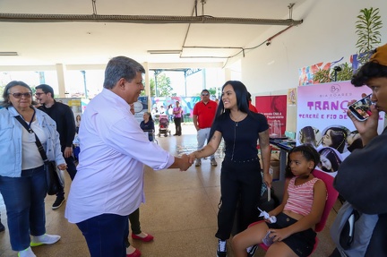 Wanderley de Almeida cumprimenta usuária do serviço