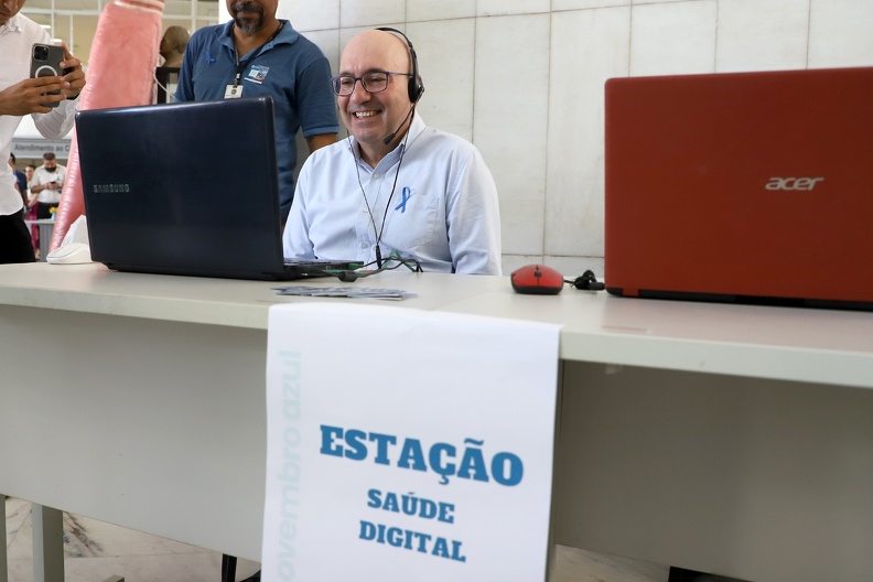 Prefeito Dário Saadi testa estação de telemedicina em ação do Novembro Azul