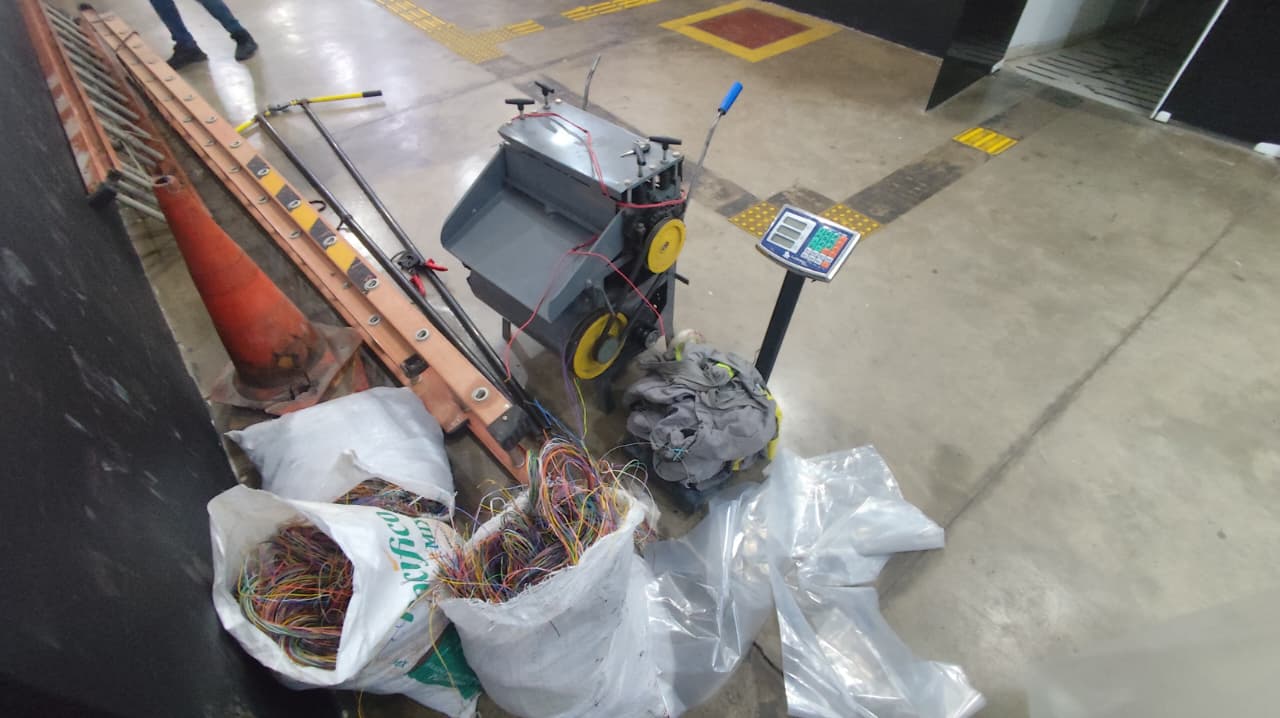 A perícia foi acionada e o material, junto com o veículo, foi apreendido e apresentado na 2ª Delegacia Seccional, no Jardim Londres