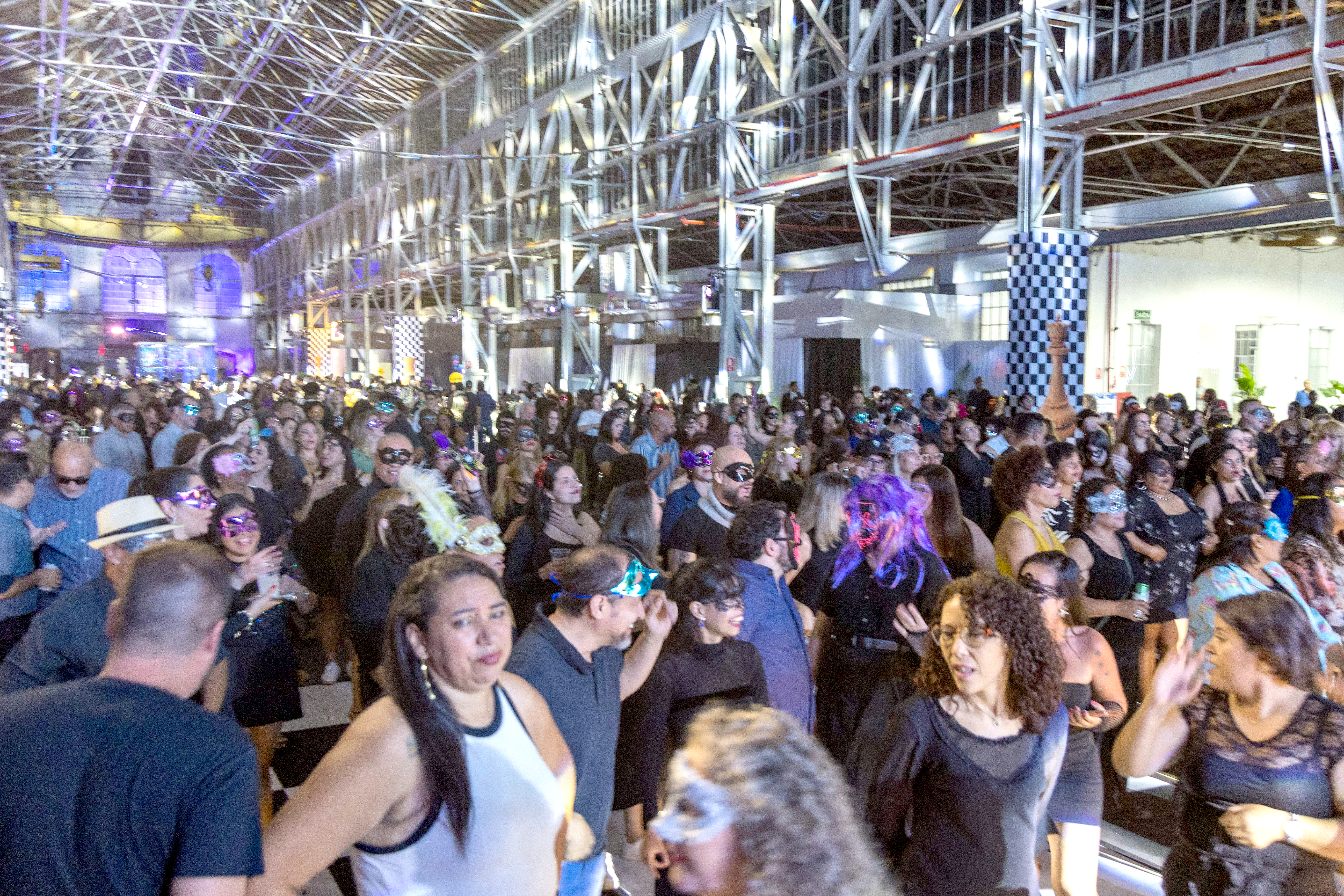 Servidores lotaram o Prédio do Relógio, patrimônio histórico de Campinas