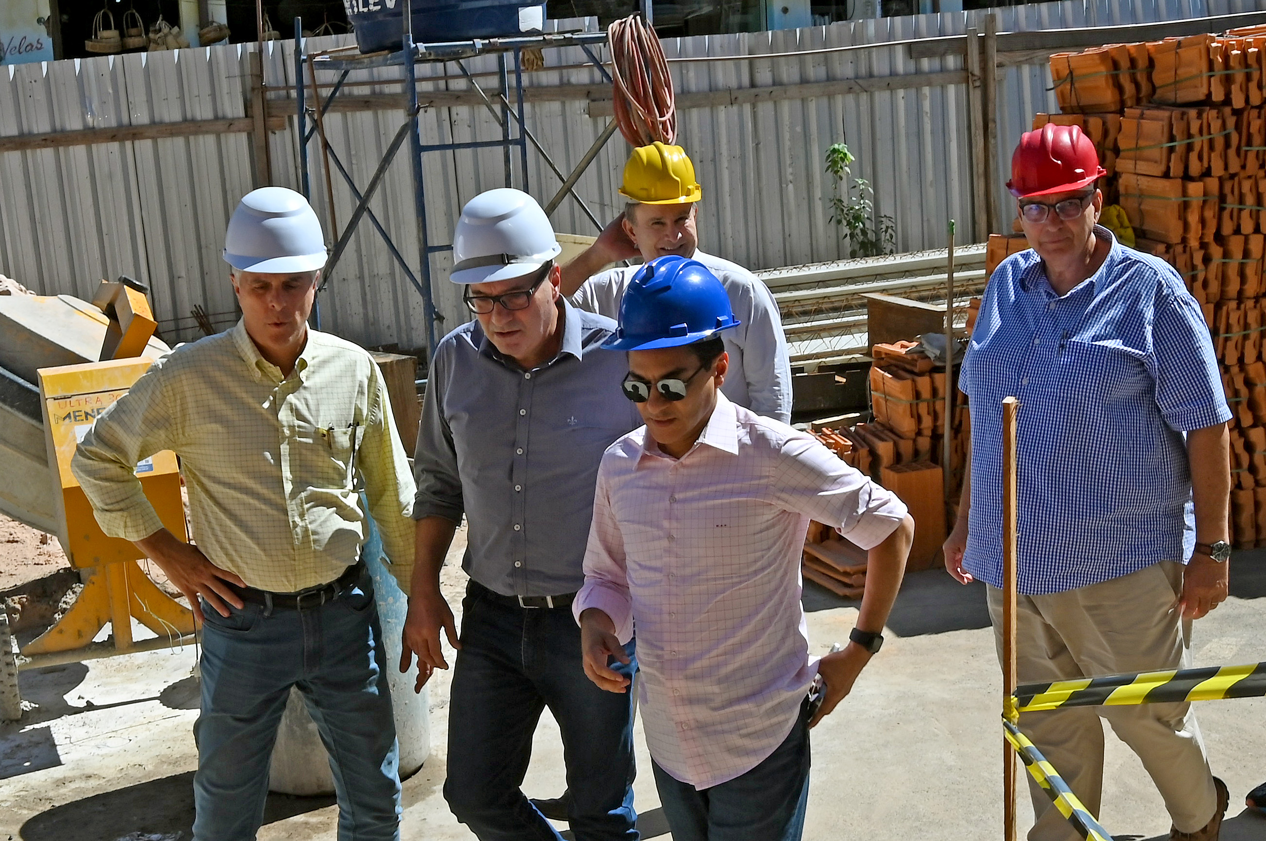 Prefeito visita obra acompanhado do deputado federal Marcos Pereira e de secretários municipais