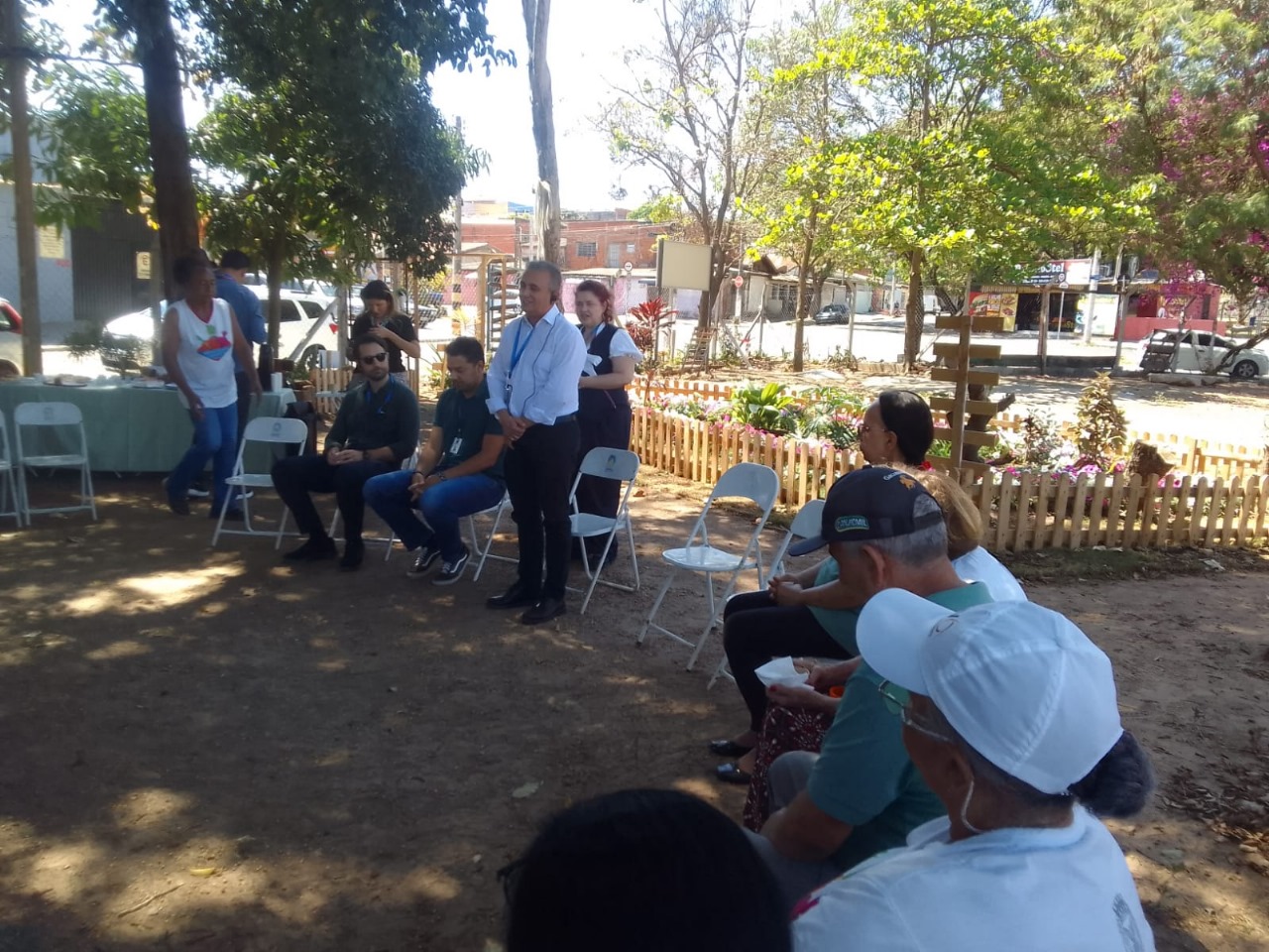Divulgação Secretário do Clima, Braz Adegas Júnior, conversa com comitiva em horta comunitária