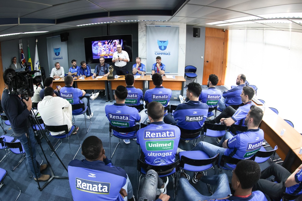 A cerimônia, realizada na Sala Azul do Paço Municipal, contou com a presença do prefeito Dário Saadi, do secretário municipal de Esporte, Fernando Vanin, além de autoridades, familiares e torcedores