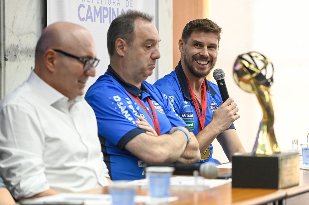 O levantador Bruninho, representando o elenco, agradeceu o carinho da torcida e o reconhecimento da cidade