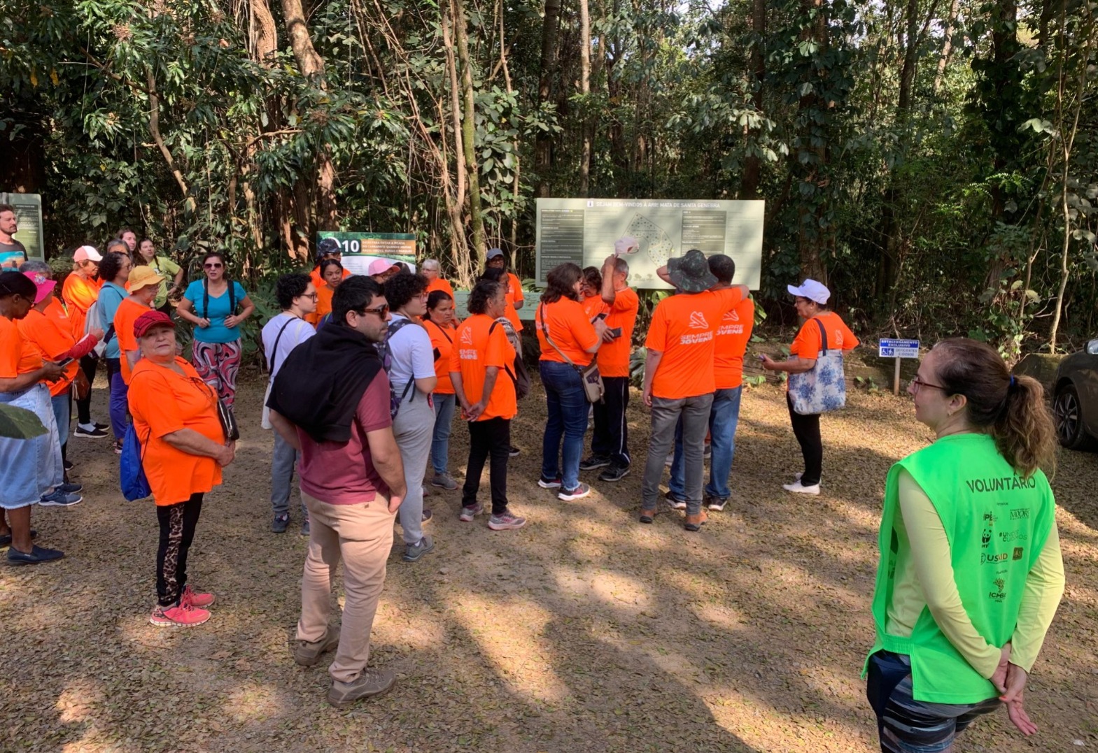 Divulgação/PMC Passeio aconteceu na manhã desta terça-feira; grupo percorreu trilhas que levaram ao riacho da Sanã e ao Borboletário