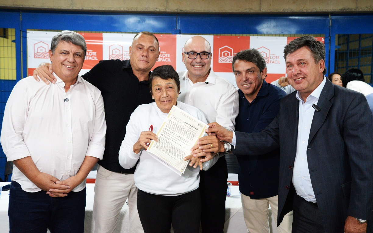 Emoção de conquistar a escritura da casa própria 