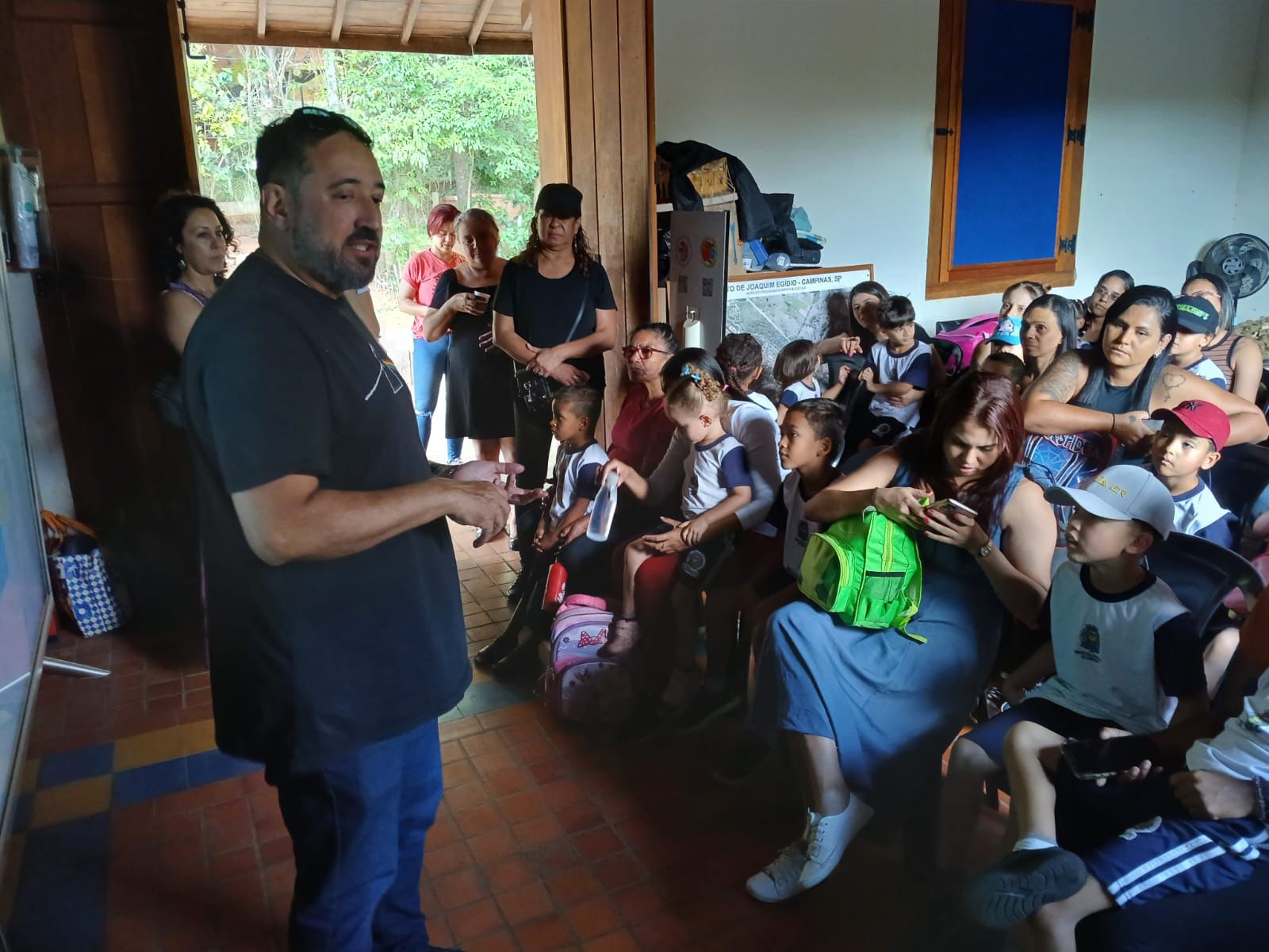 O gestor ambiental Rodrigo Pires fala com as crianças  sobre preservação ambiental 