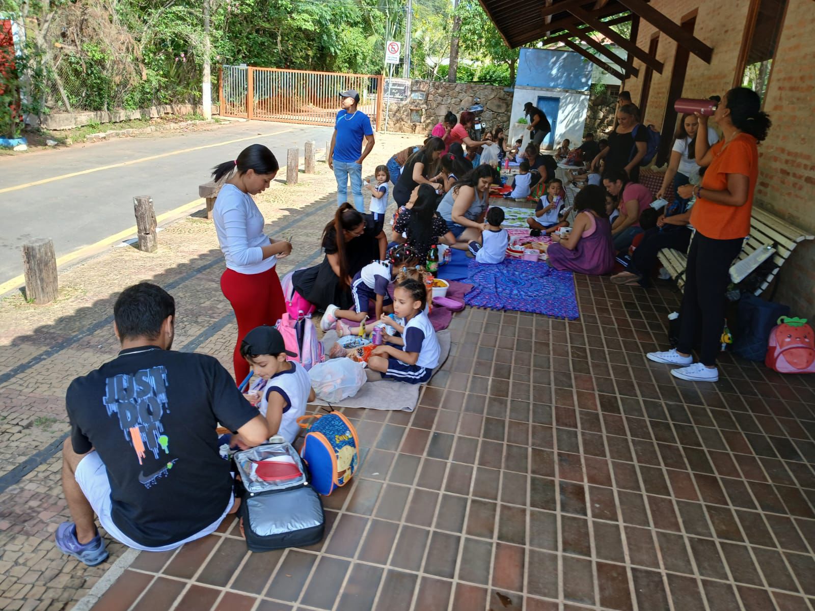 Piquenique coletivo integrou alunos, famílias e educadores ambientais