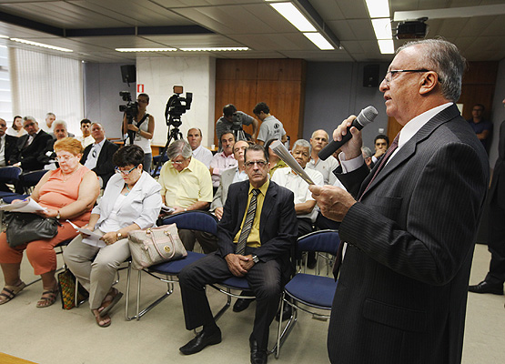 Representantes dos Consegs falam durante reunião com o prefeito