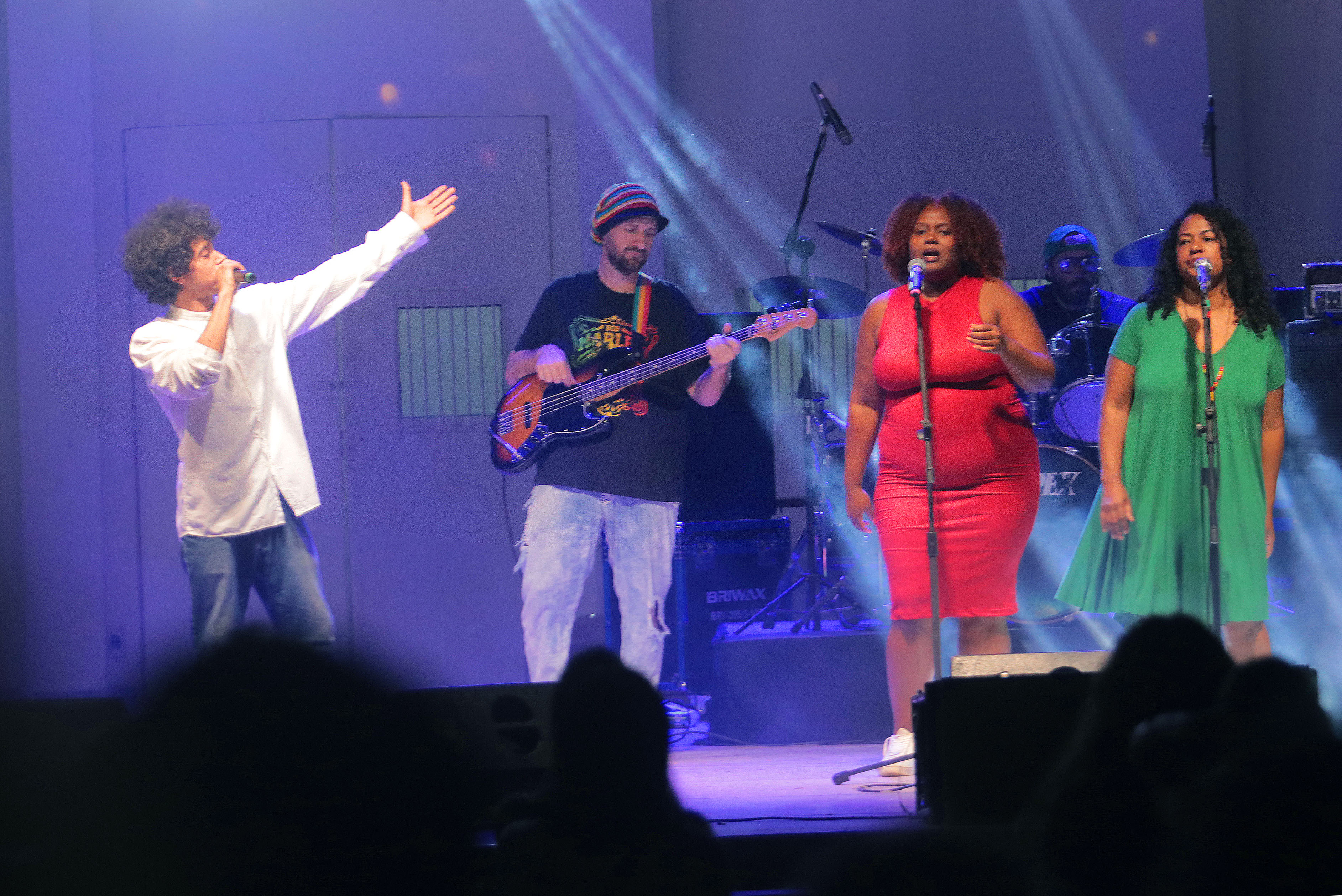 Theo Coelho vai assumir os vocais da banda 