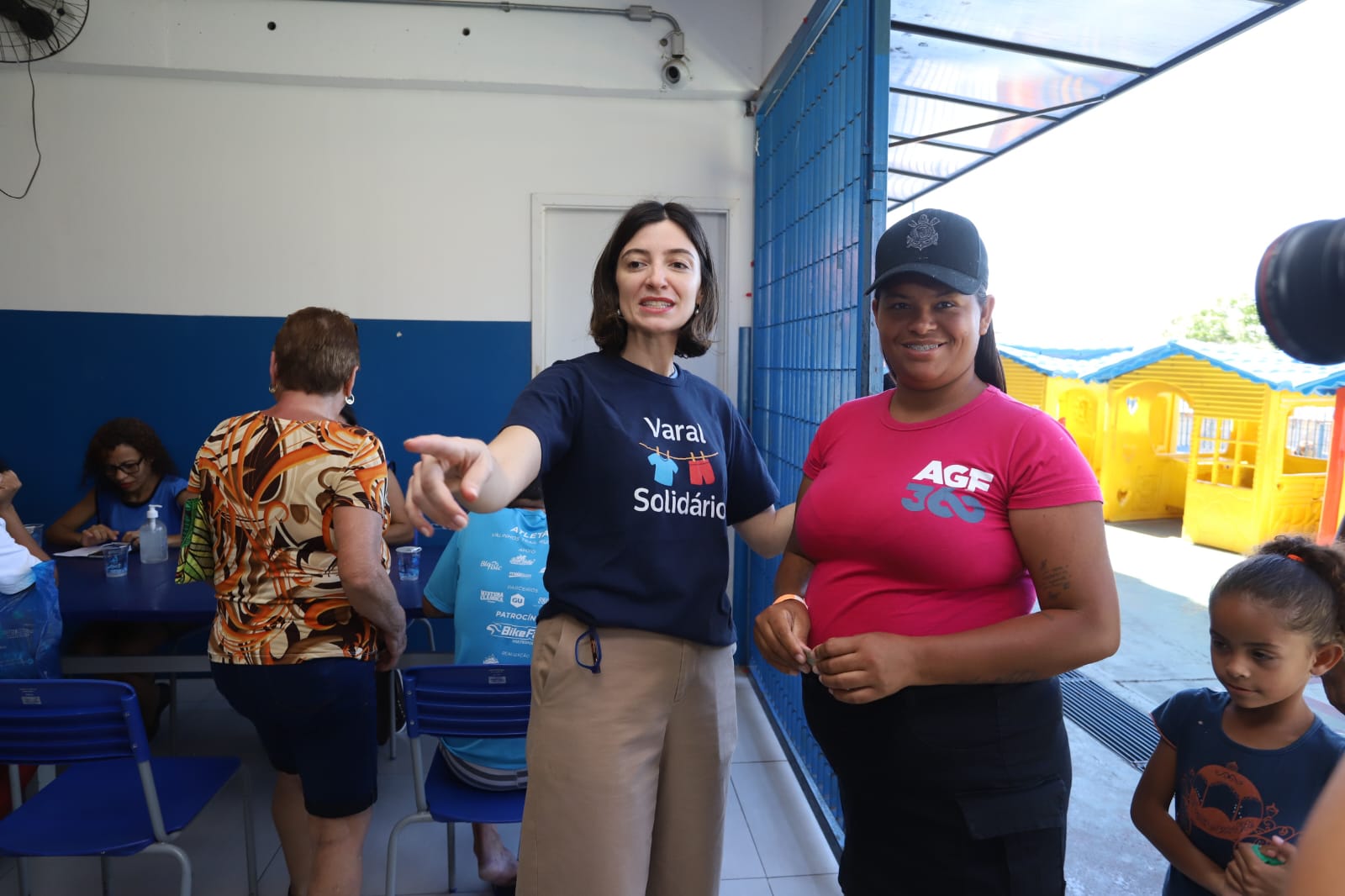 A primeira-dama de Campinas Maria Giovana Fortunato orienta moradora sobre benefícios e serviços