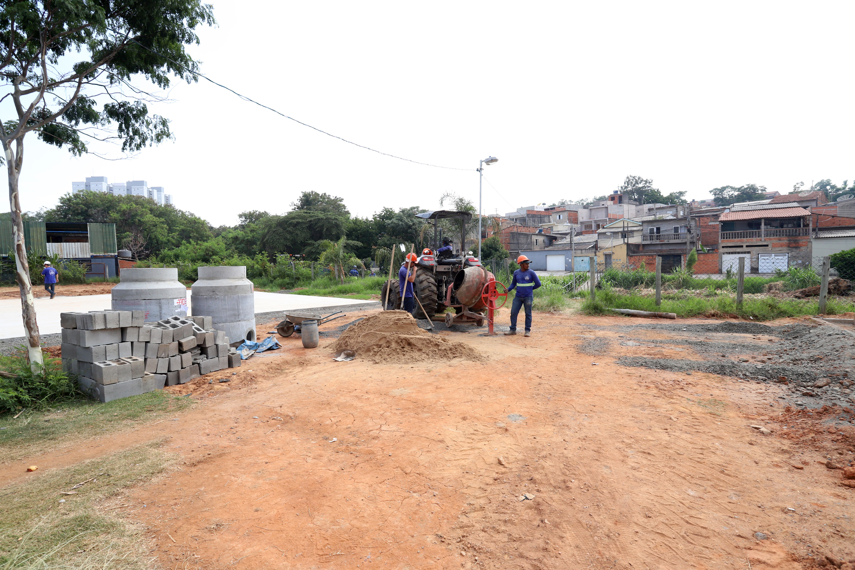 Estrutura terá campo de futebol com grama sintética, quadra de basquete, arquibancada e alambrado
