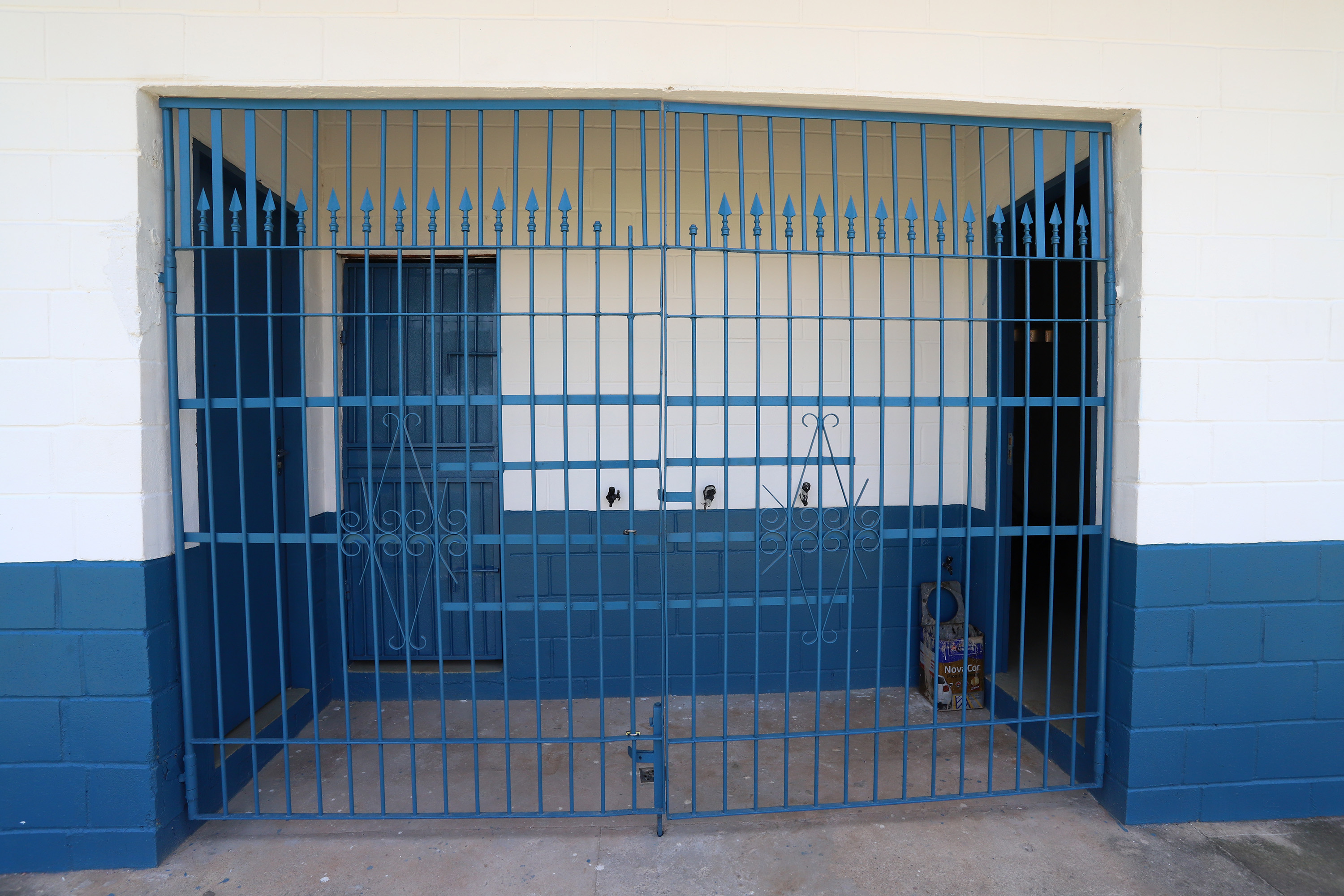 Prefeitura executou reparos no gradil de entrada, que estava estourado