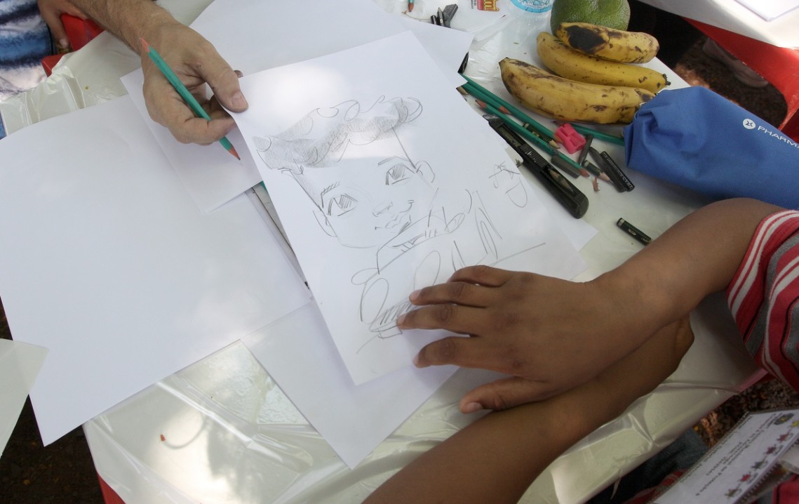 Entre as ações estão oficinas criativas, que reúnem artes, pintura, música e atividades lúdicas.