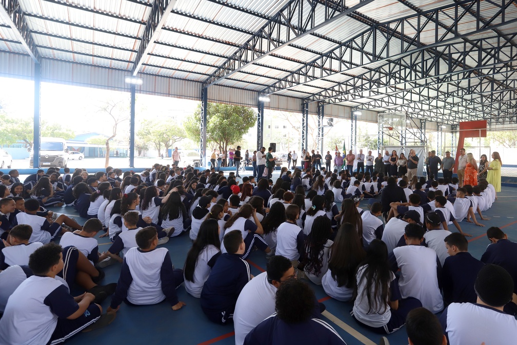 Fernanda Sunega/PMC Alunos participam de entrega de obra na Emef. Corrêa de Melo; novo espaço para esportes e atividades escolares