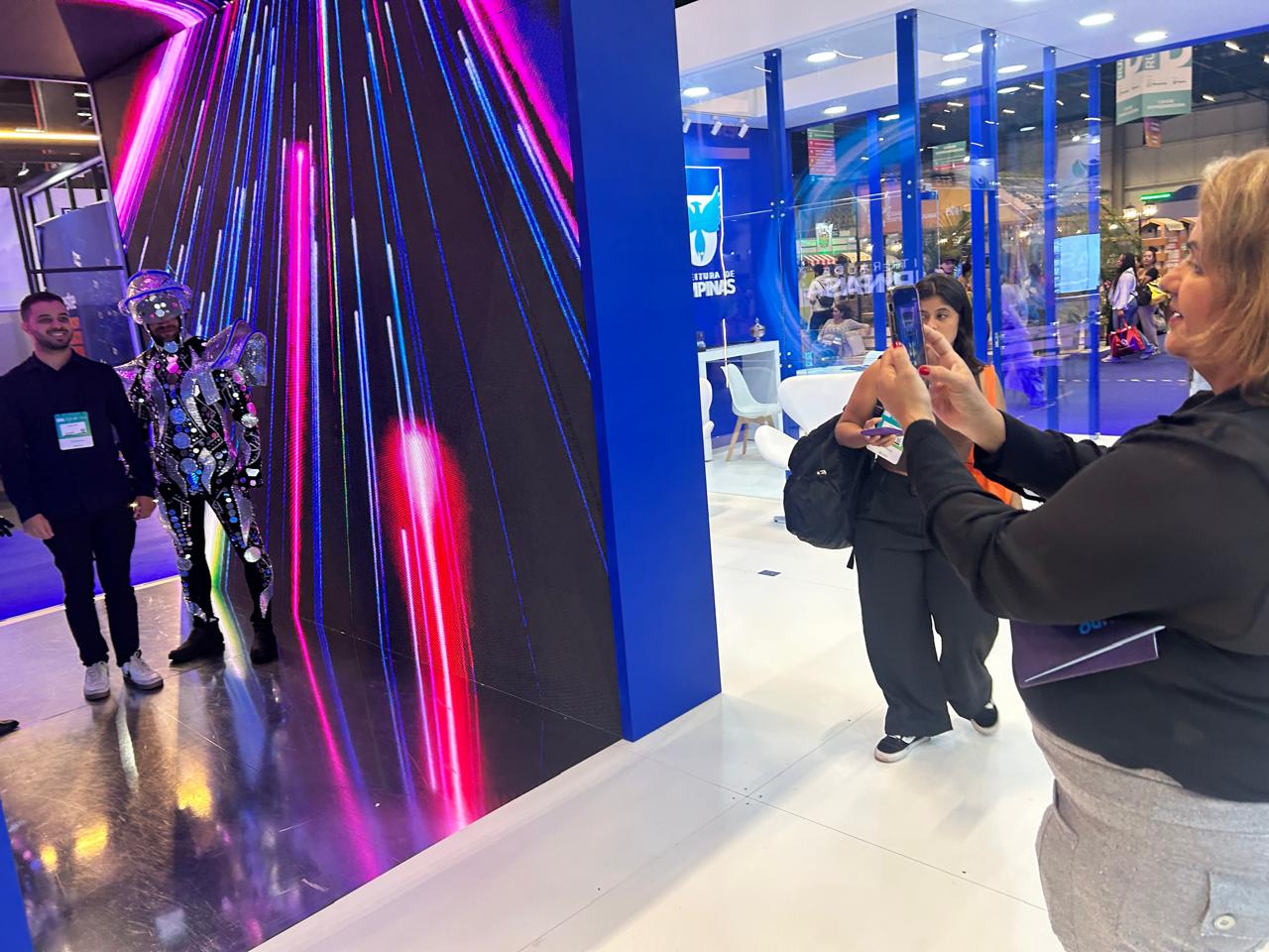 Visitantes puderam tirar foto com o robô