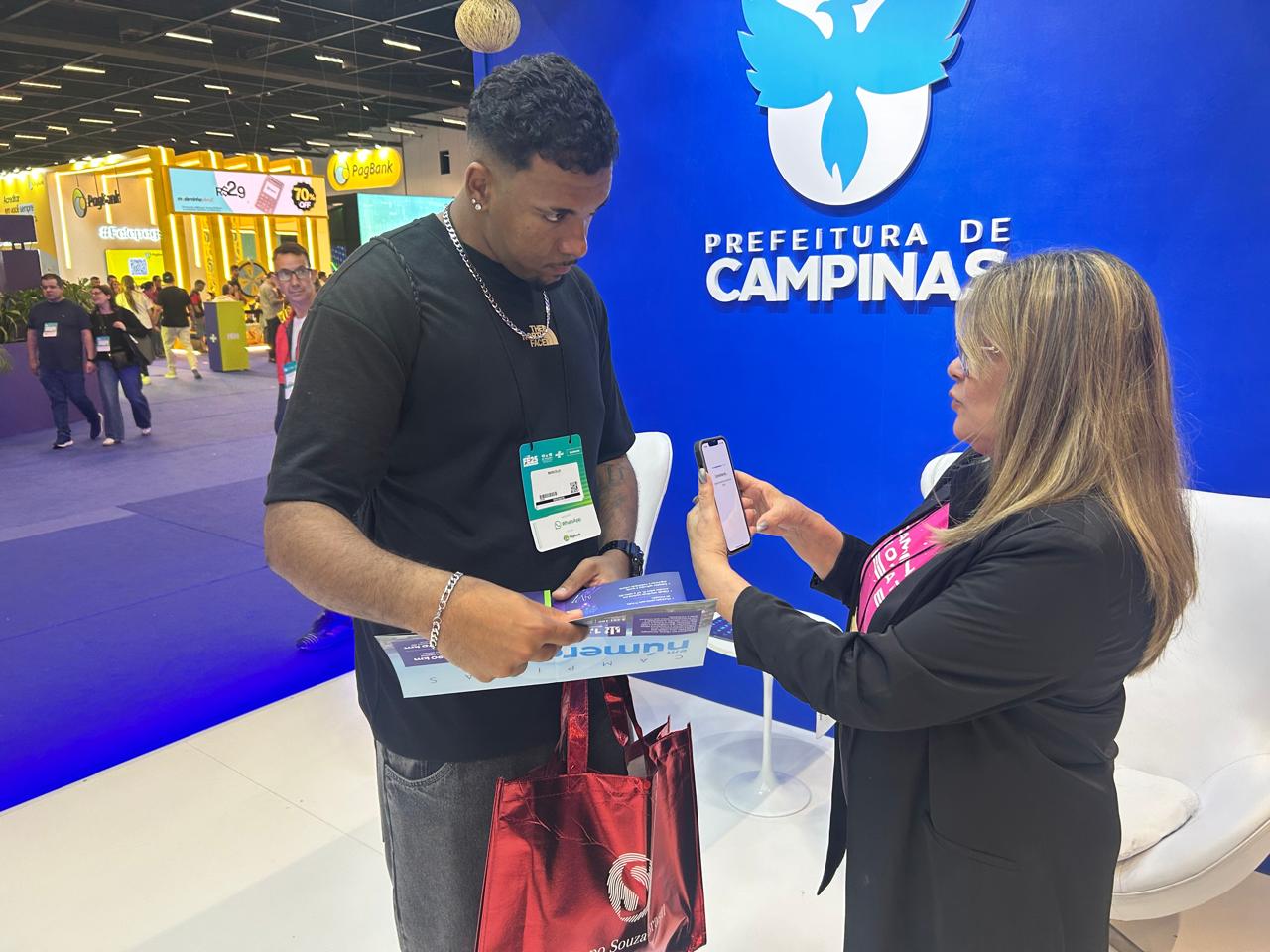 Equipe da Prefeitura apresentou programas da cidade 