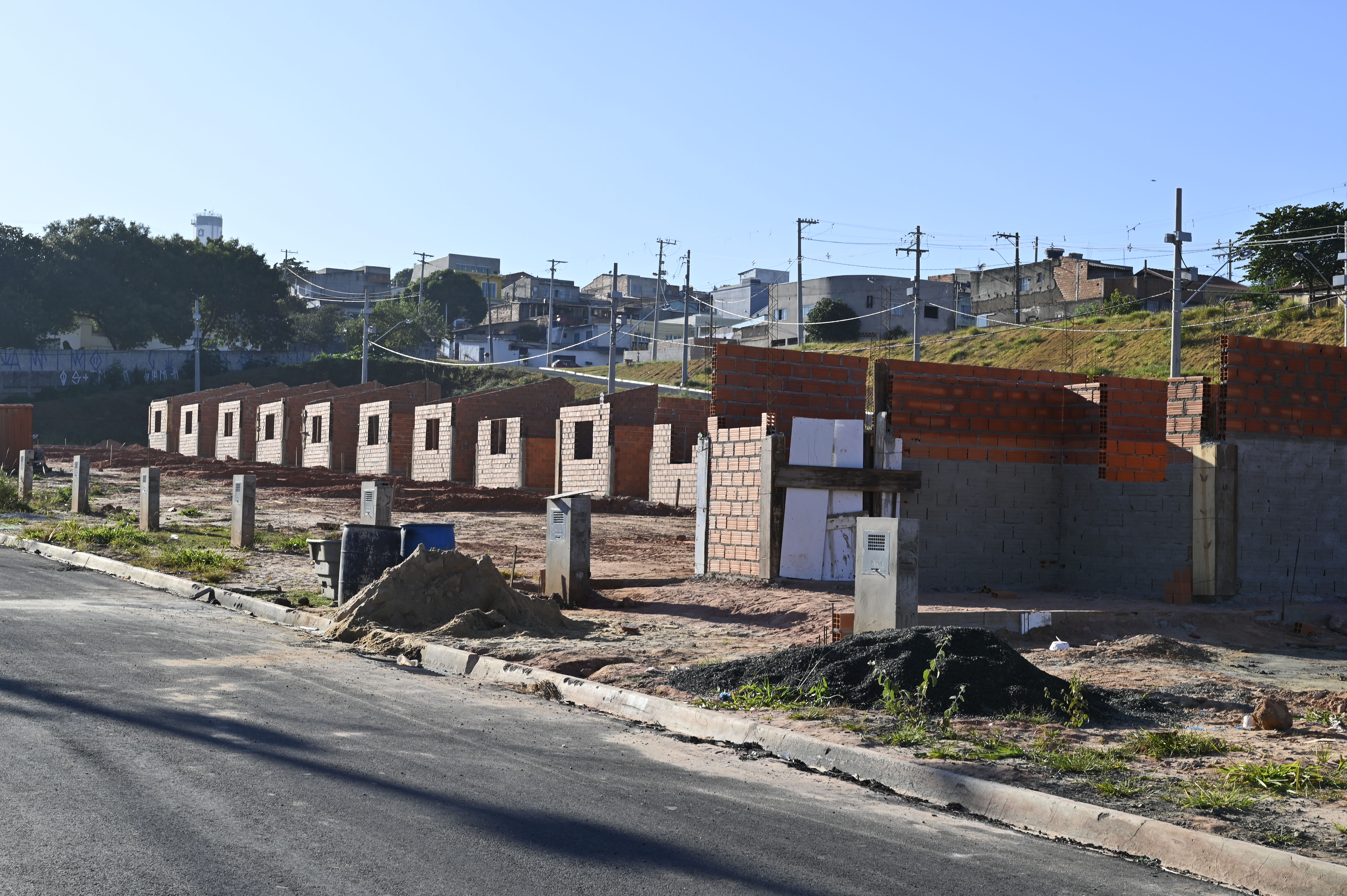 Vista das construções dos embriões do novo loteamento Nelson Mandela