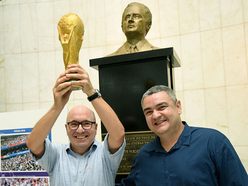 Prefeito ergue réplica de troféu