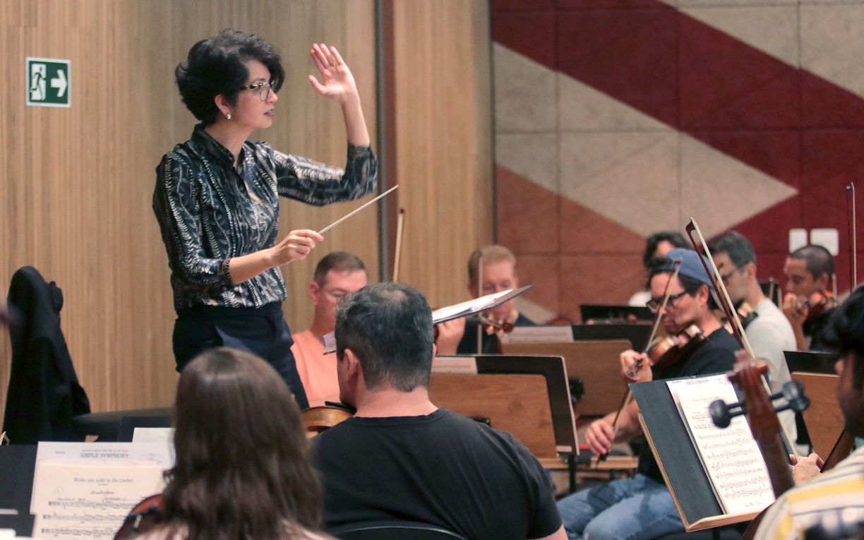 Firmino Piton A maestra convidada Priscila Bomfim com músicos da orquestra