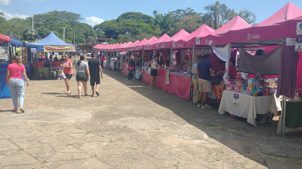 Feira contou, nesta edição, com 150 barracas com produtos diversos incluindo artesanato, decoração natalina, gastronomia artesanal, roupas e acessórios.