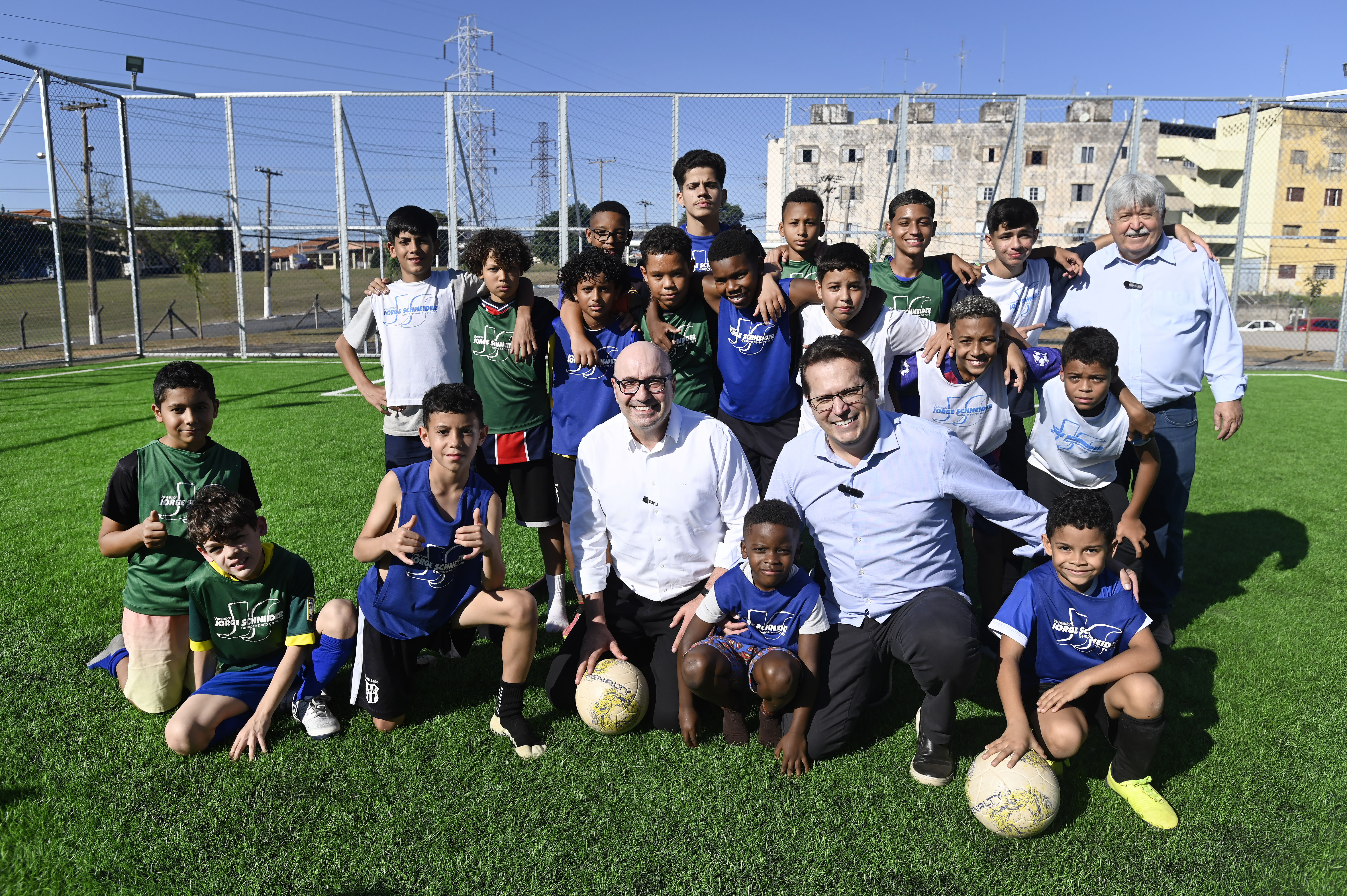 Dário com time infantil de futebol: espaço de convivência e prática de esportes