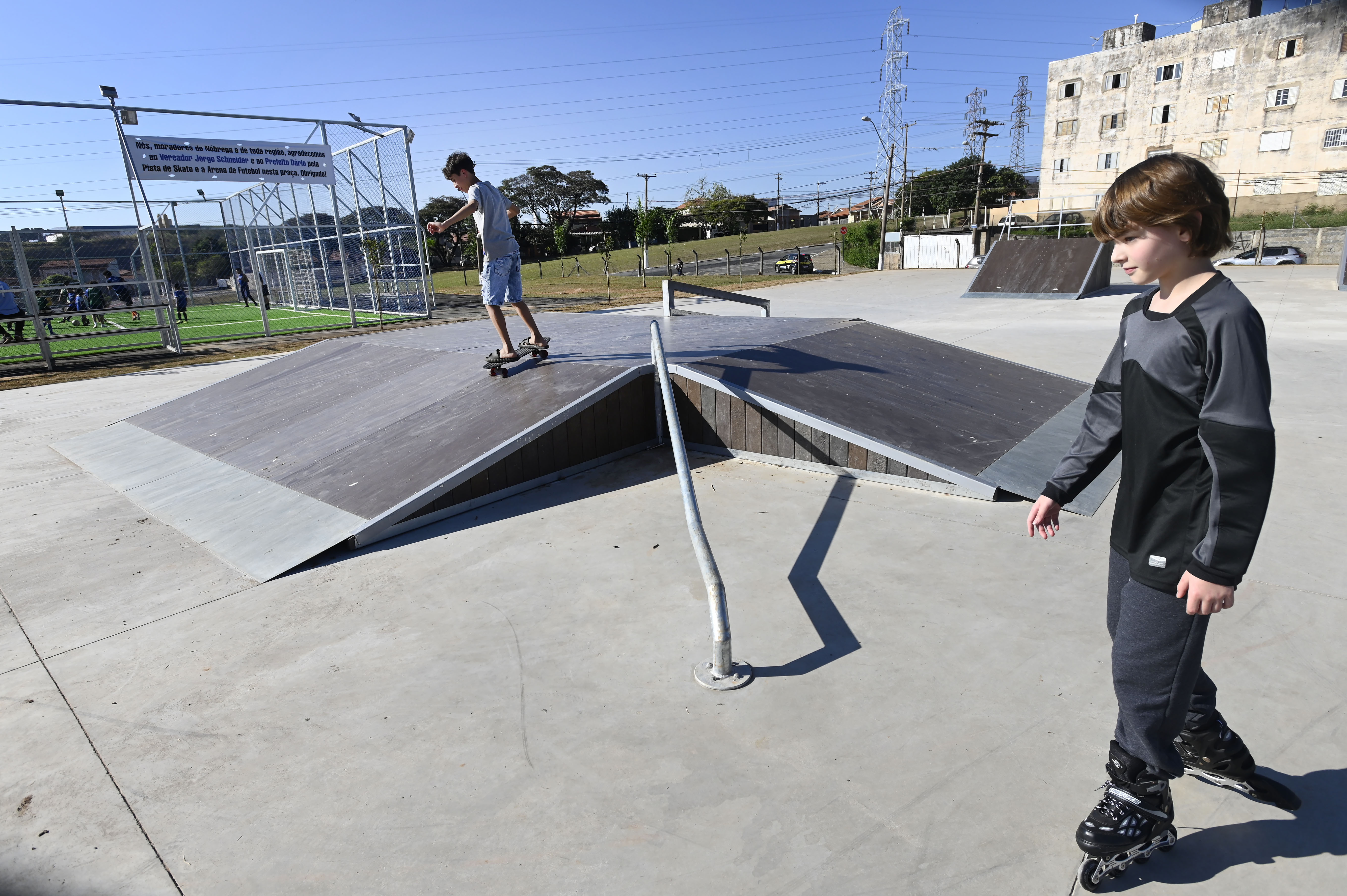 Crianças fazem manobra na pista de skate