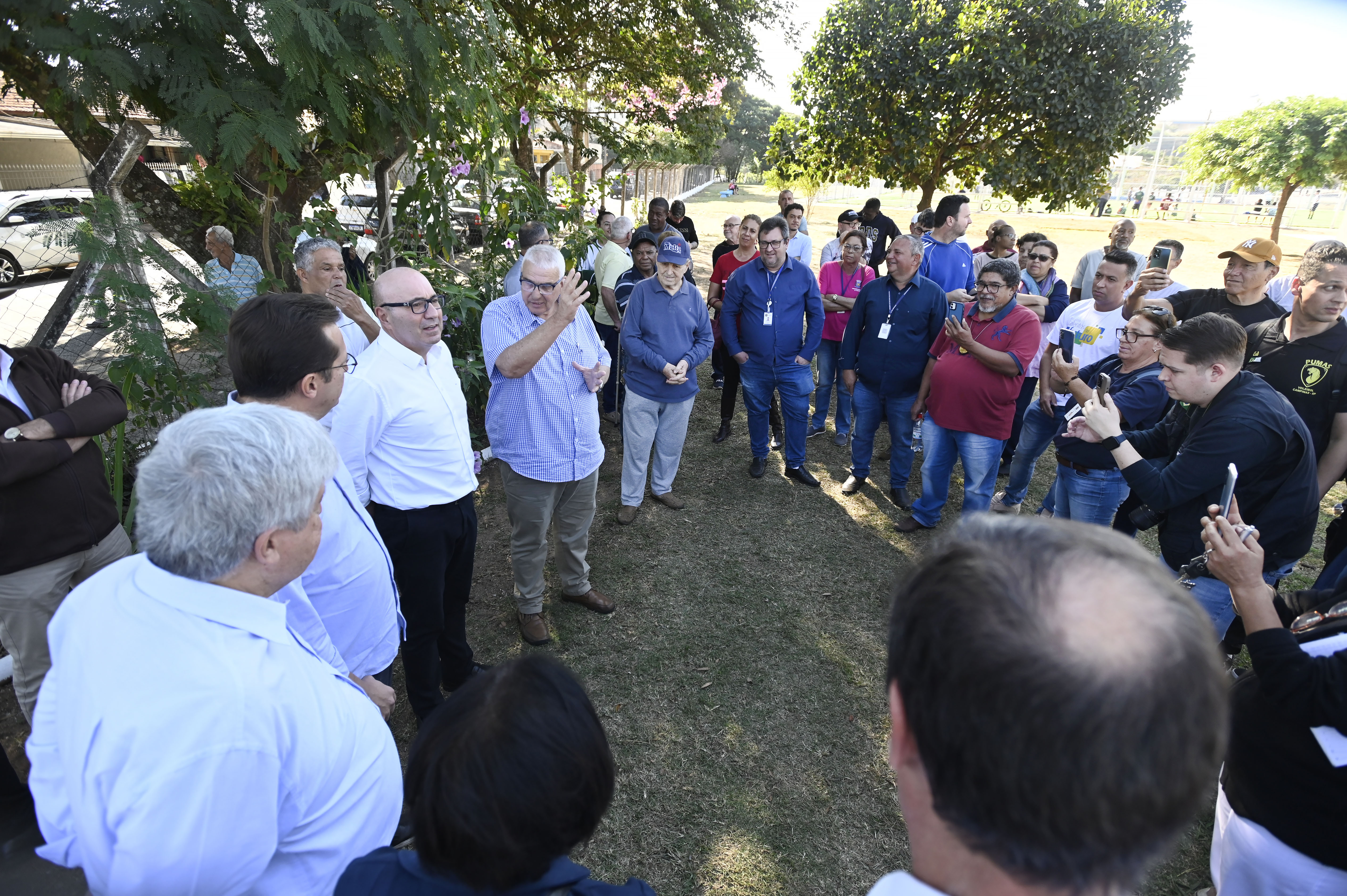 Secretário de Serviços Públicos fala em evento de entrega da praça