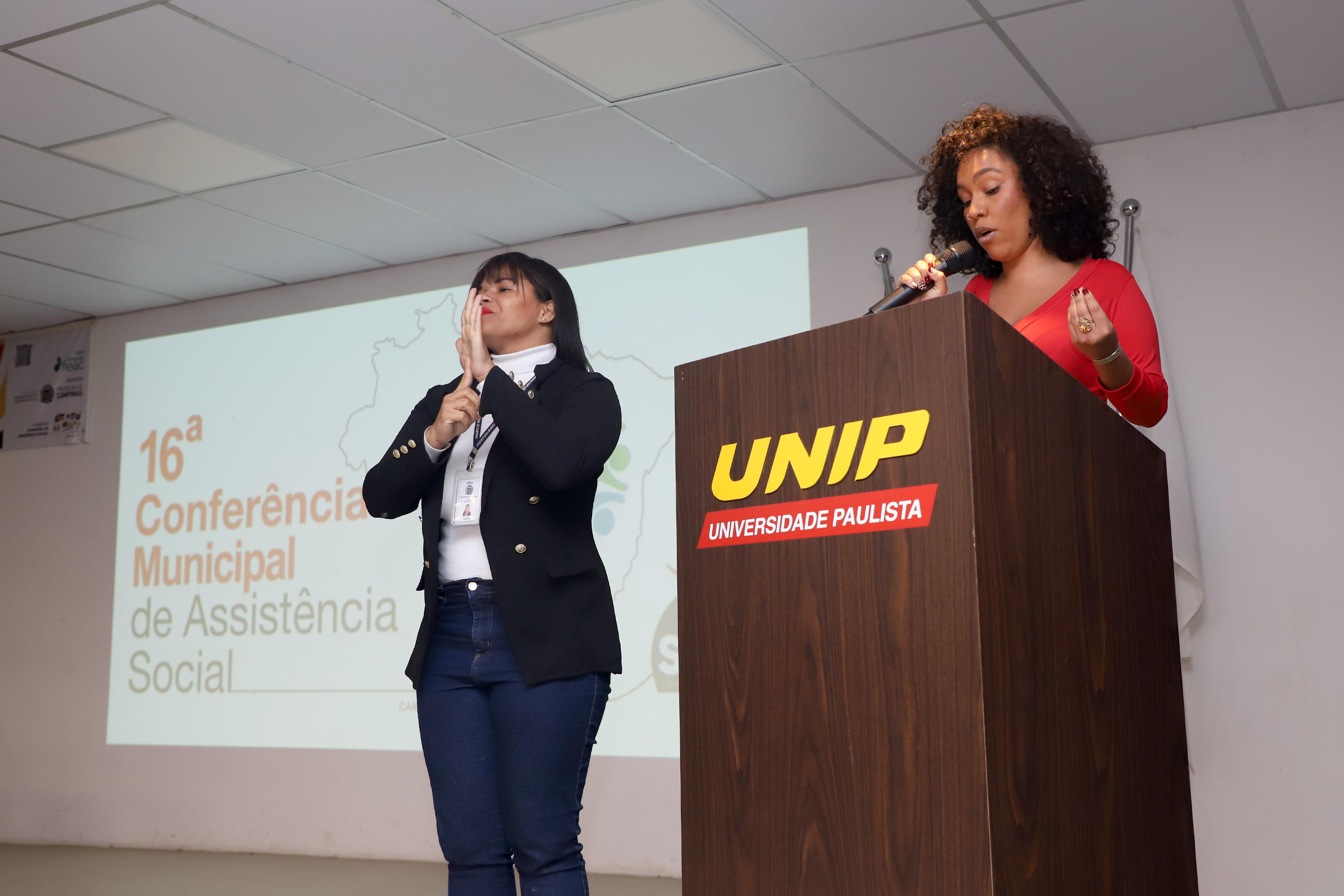 A mestre de cerimônias, Isabela Aparecida ressaltou a dimensão transformadora das políticas públicas