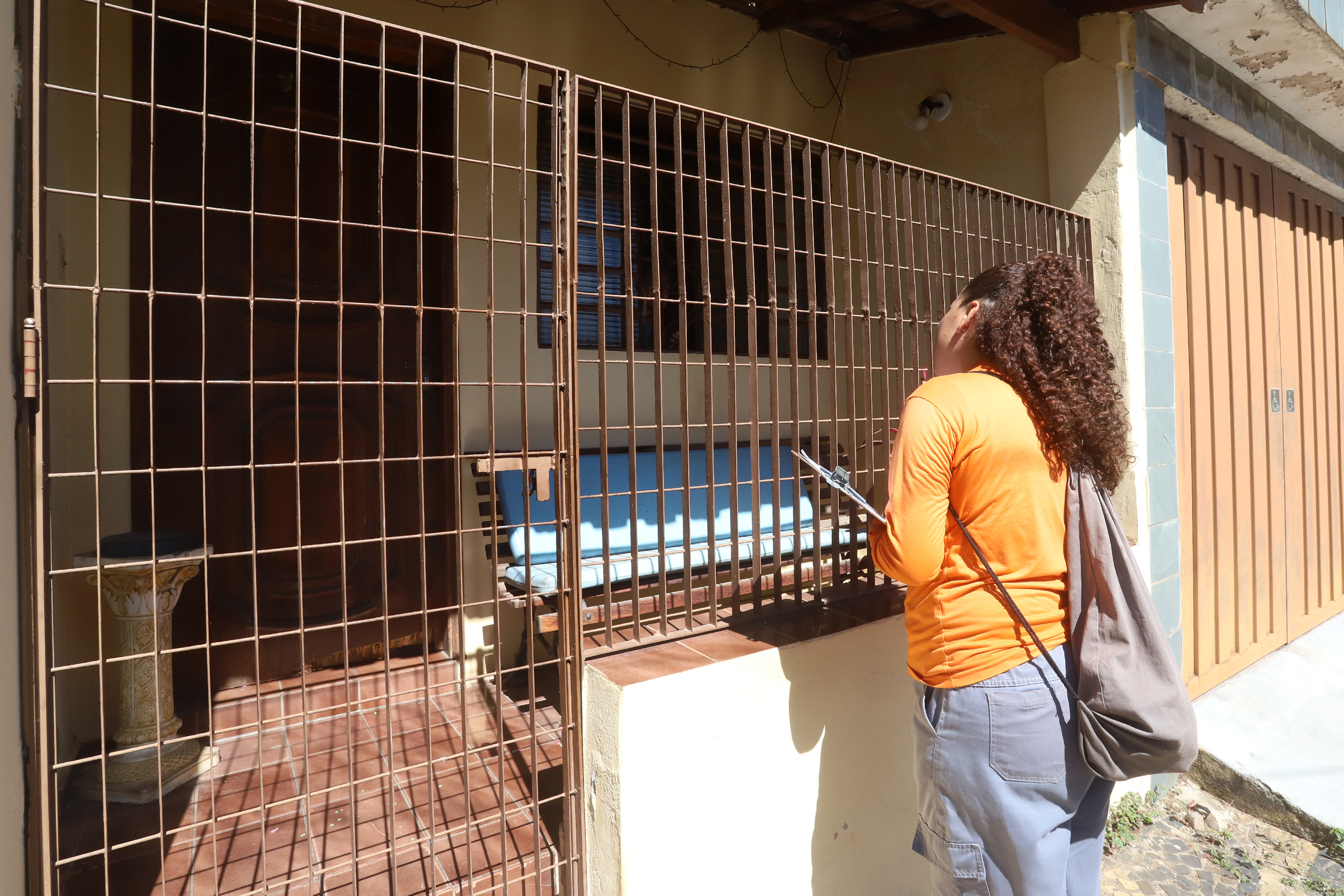 É importante receber bem os agentes; dúvidas podem ser esclarecidas pelo 156 (de segunda a sexta) ou 199 (fins de semana e feriados)