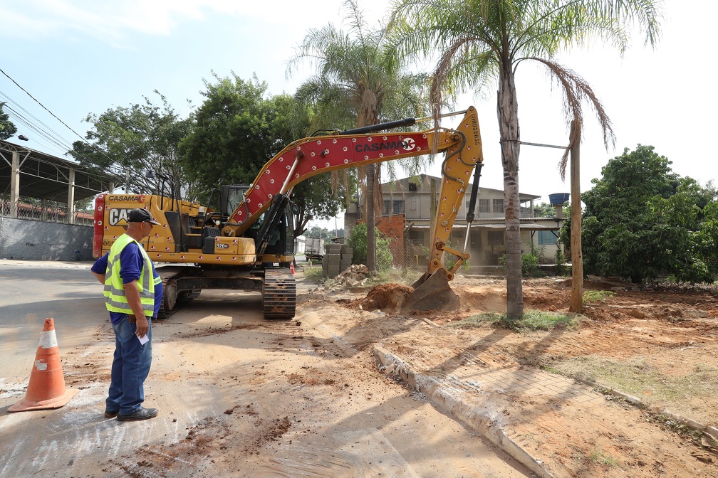 Arede de drenagem é composta por galerias pluviais, guias, sarjetas e bocas de lobo