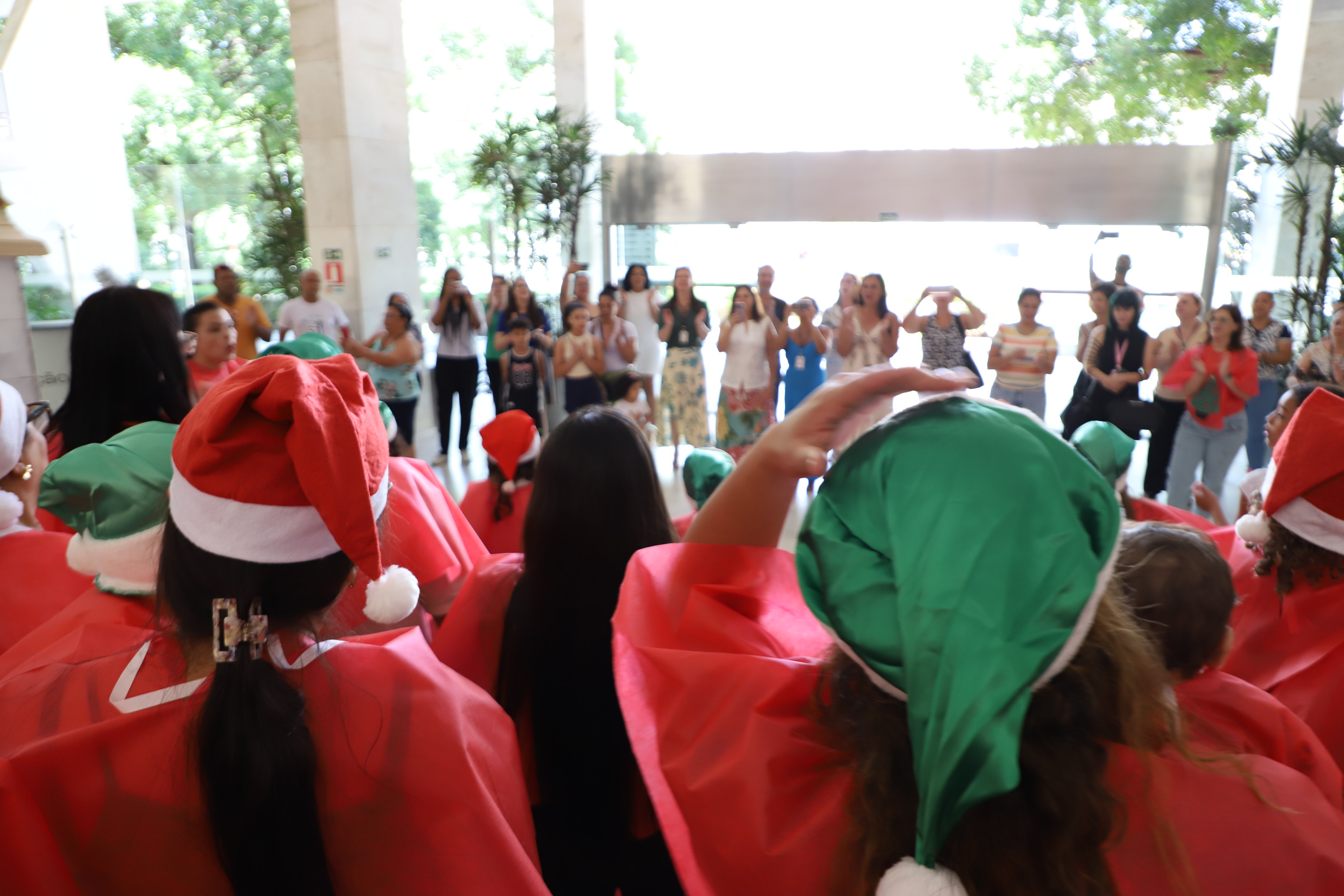 Apresentação reuniu dez crianças e adolescentes e cinco bebês atendidos pelo CMPCA