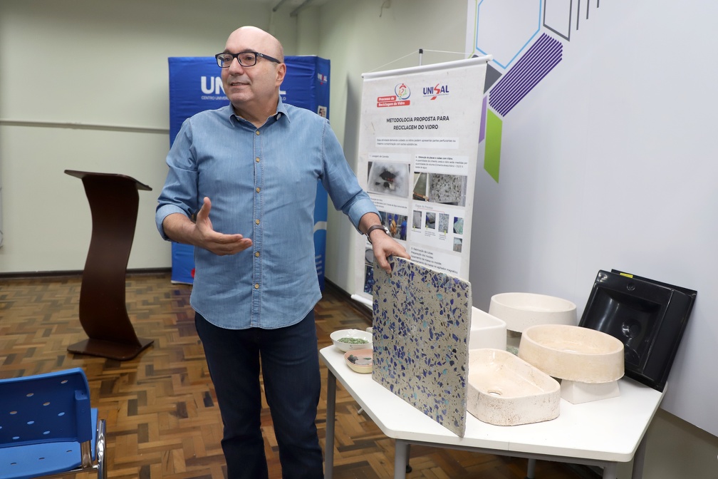 Prefeito Dário Saadi mostra cubas para pias produzida pelas cooperativas com materiais recicláveis