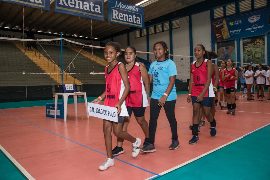 Jovens atletas participam do Festival de Mini Vôlei