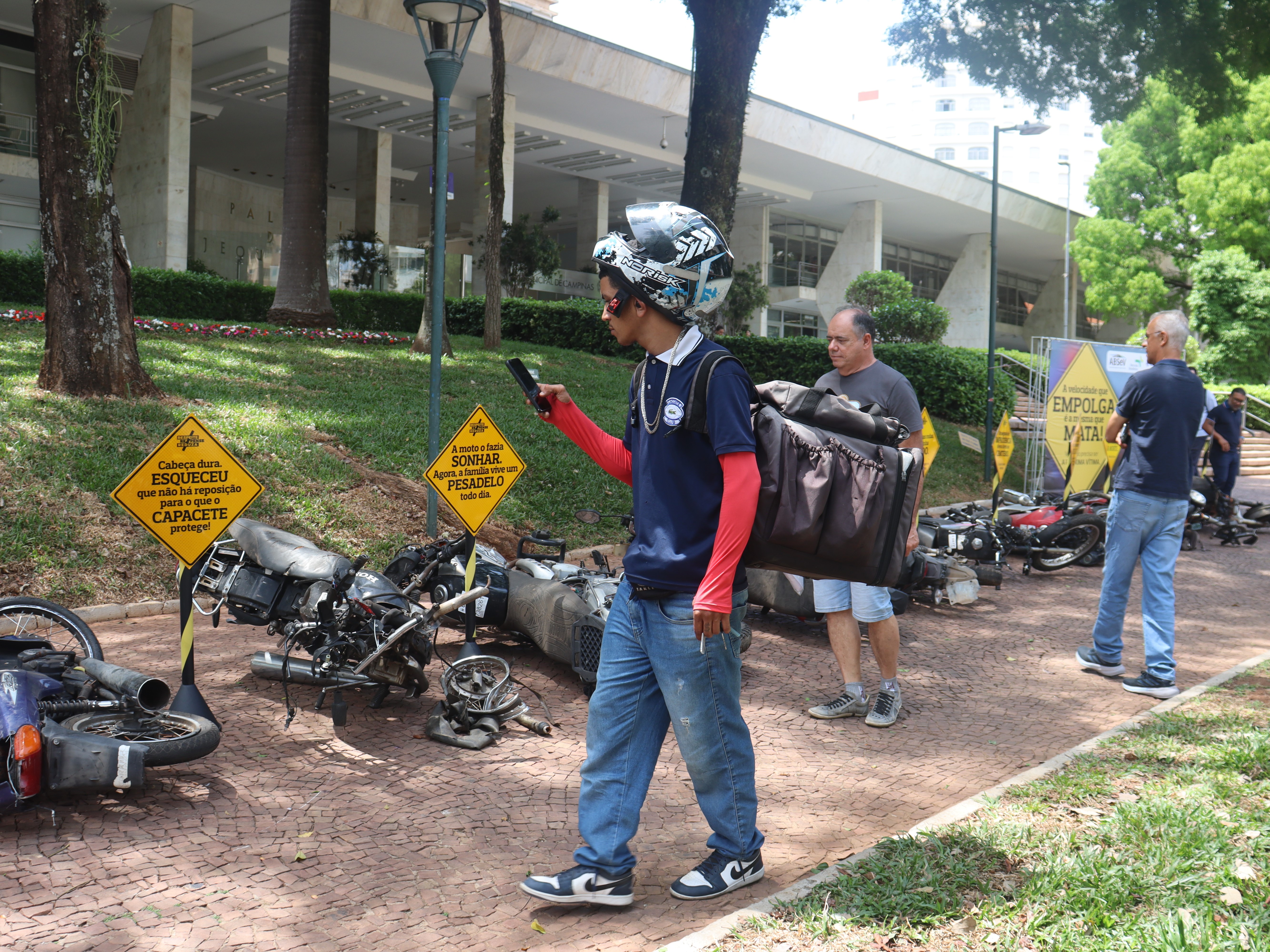 A instalação urbana feita pela Emdec visa conscientizar os usuários de motos, mostrando o resultado de comportamentos de risco na direção