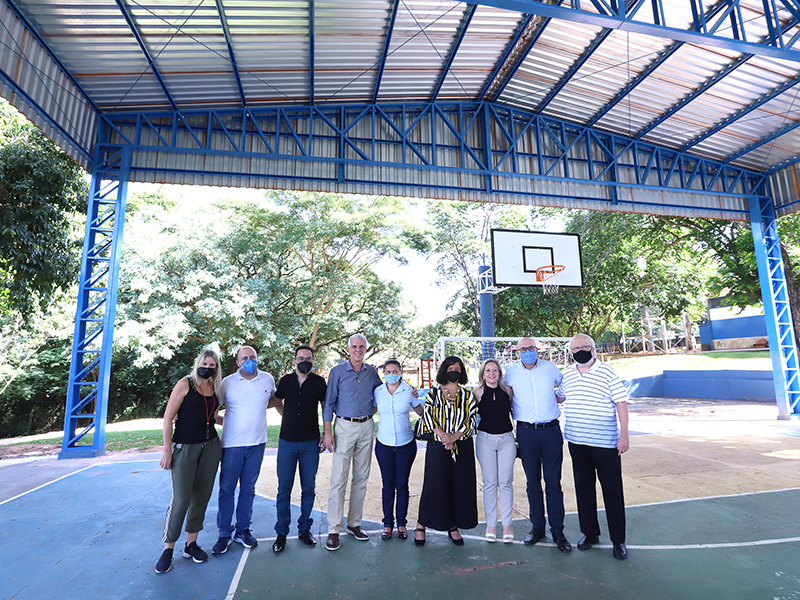 Comunidade escolar registra momento com a presença do prefeito