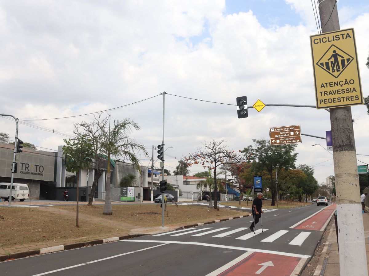 Nova travessia conta com botoeiras convencionais e tecnologia sonora para pessoas com deficiência visual