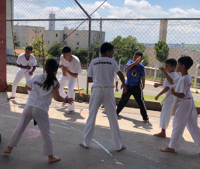 Os jovens foram convidados para participar da roda de capoeira