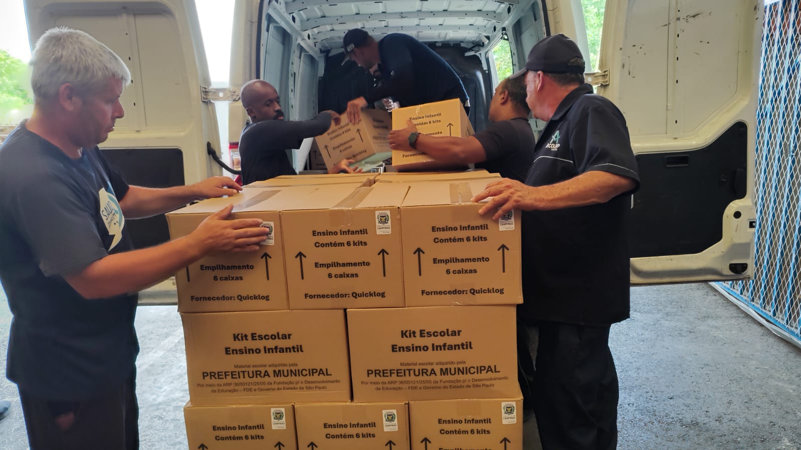 Kits de materiais começaram a ser entregues às escolas municipais de Campinas nesta terça