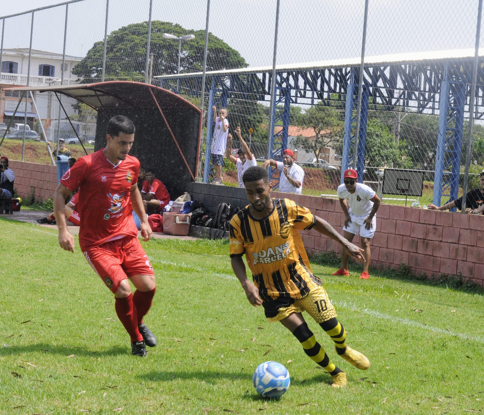 O Parque Brasília, de amarelo e preto, está nas quartas de final da Série Ouro A