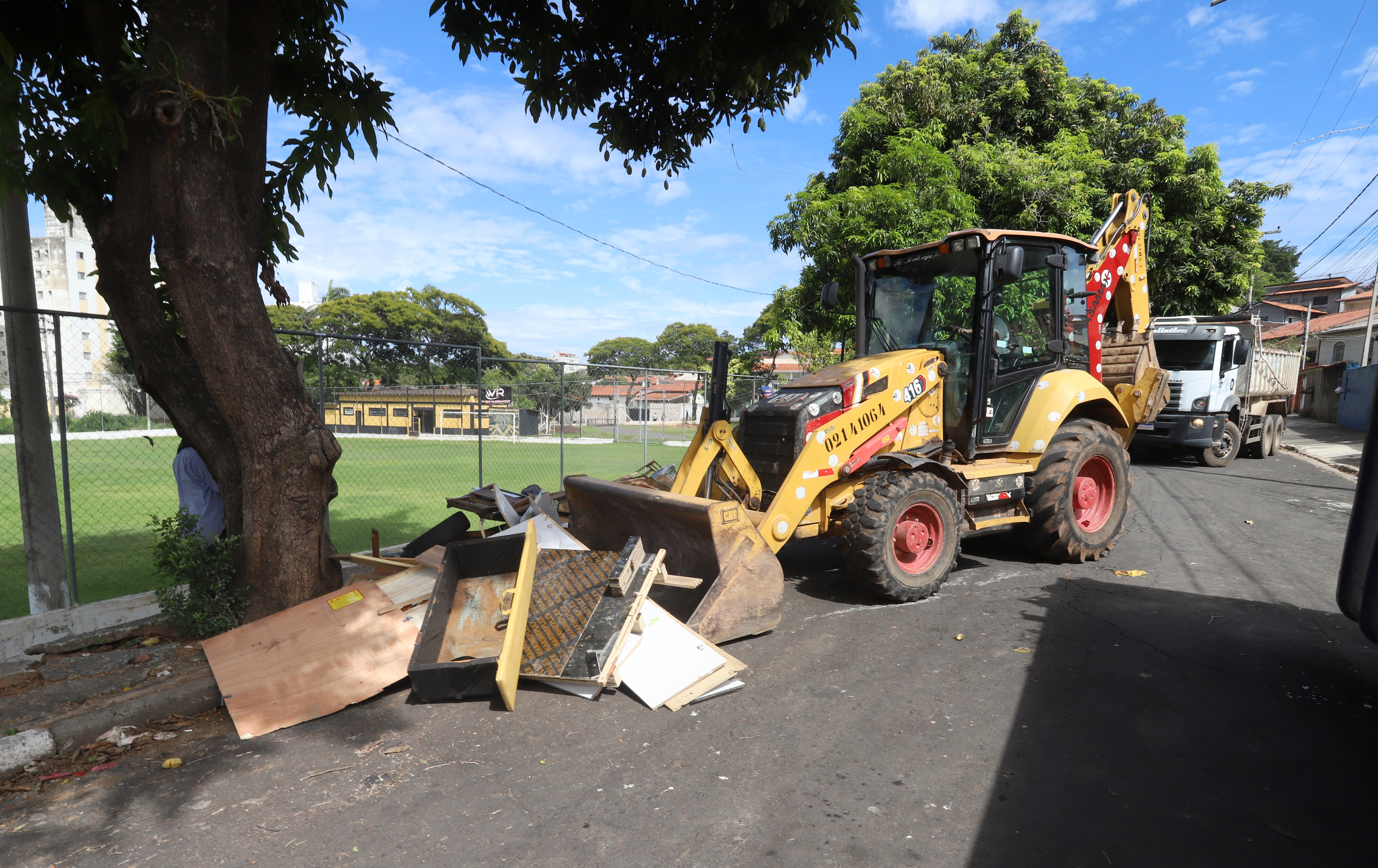 Até uma retroescavadeira foi utilizada na ação 