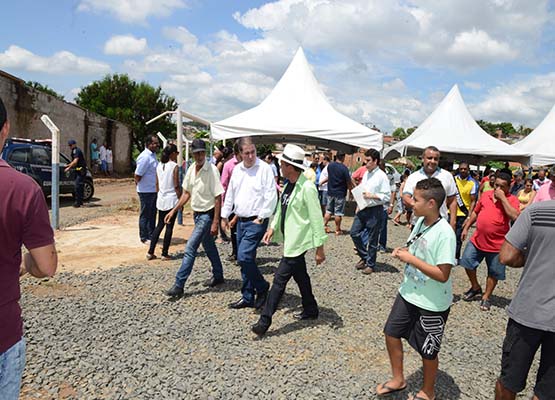 Jonas caminha pelo bairro