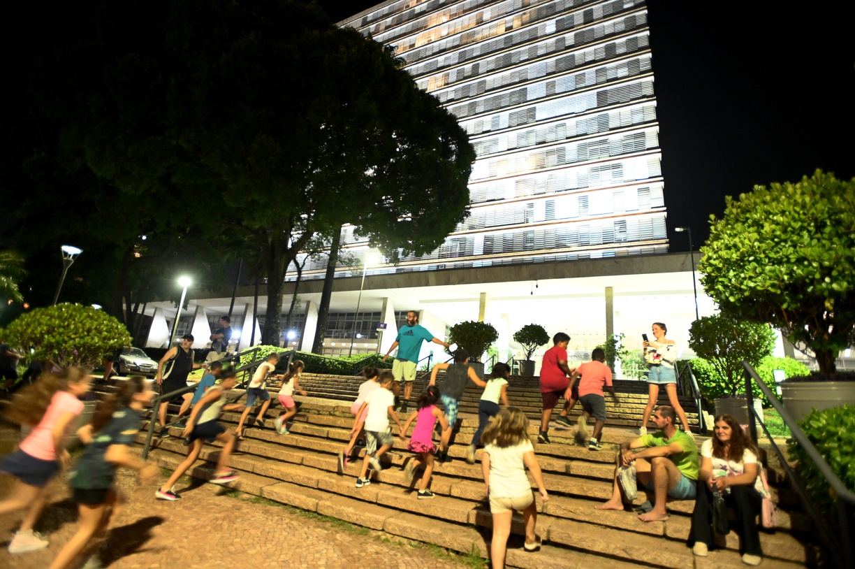 Alunos mostram energia e entusiasmoao ocupar as escadarias do Paço Municipal