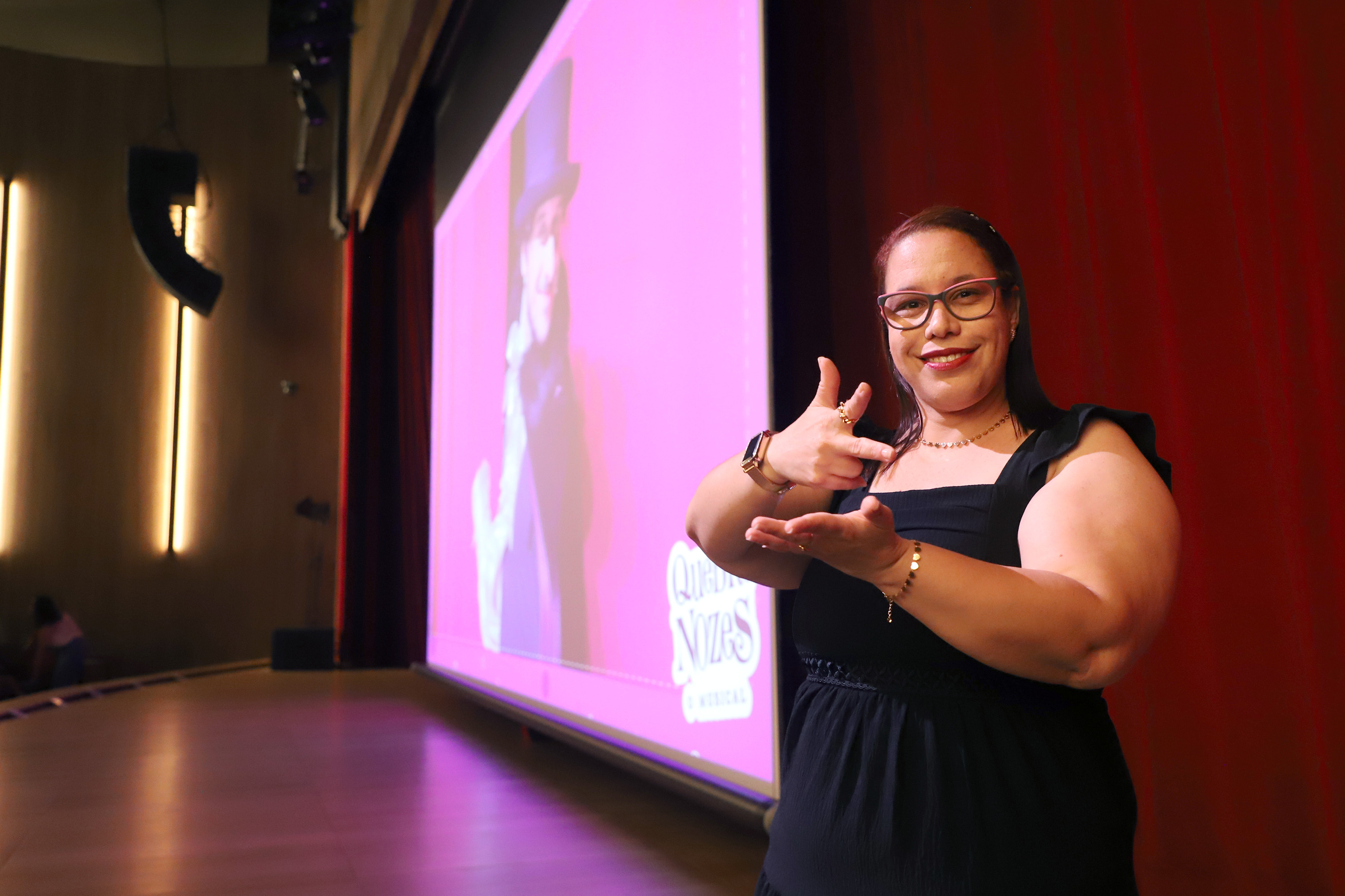 A intérprete de Libras Raelly Rossi durante evento cultural em Campinas